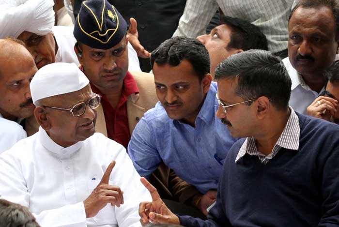 Arvind Kejriwal Shares Stage With Anna Hazare During His Agitation ...