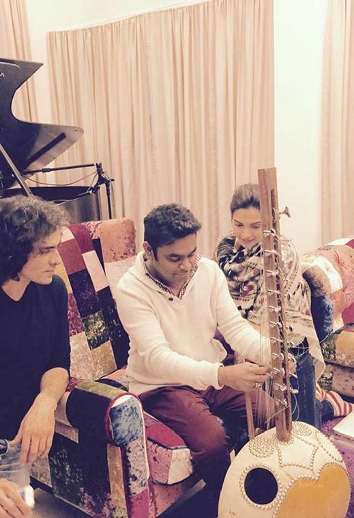 Throwback photo: When Ranbir Kapoor-Deepika Padukone strummed guitar,  twinned in white