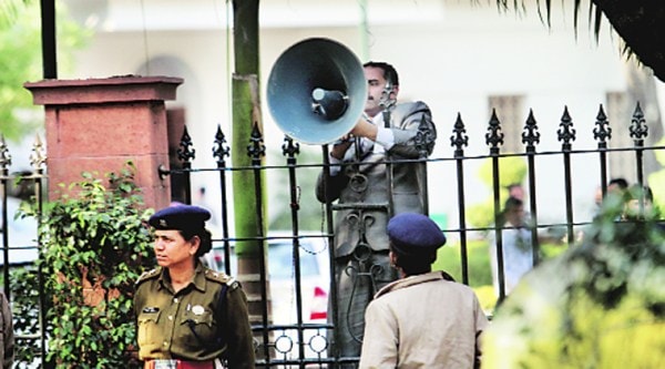 A security personnel at the PM’s residence calls out names of the chief ministers’ drivers, in New Delhi on Sunday. (Express photo by Ravi Kanojia)