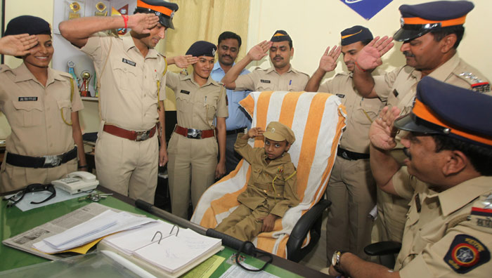 Mahak Singh, MAke a wish foundation, Wish granted for cancer kid, Mahak Singh police officer for a day, MAhak singh wish, Cancer patient wish, Mumbai news, local news