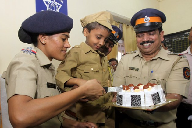 Mahak Singh, MAke a wish foundation, Wish granted for cancer kid, Mahak Singh police officer for a day, MAhak singh wish, Cancer patient wish, Mumbai news, local news