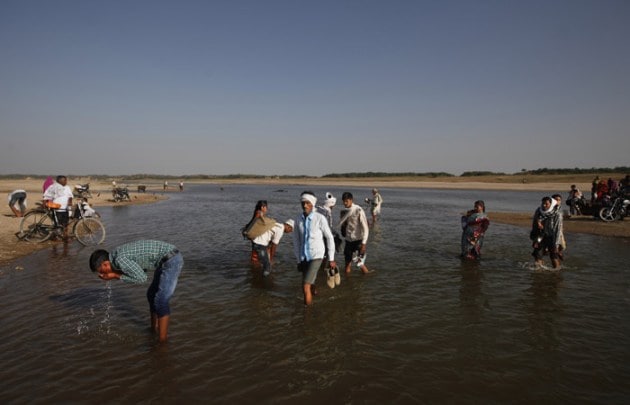 chambal river, bandits, bandits chambal river, mining, mining india, mining chambal river, UP mining, sand mining, illegal sand mining, UP sand mining, picture gallery, india news, indian express