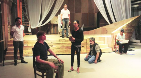 The set of The Merchant of Venice resembles a ship.