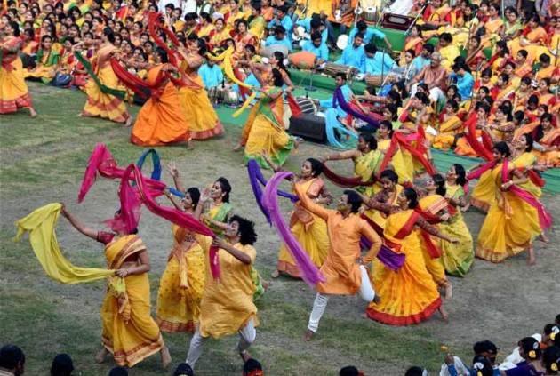 santiniketan holi girls photos