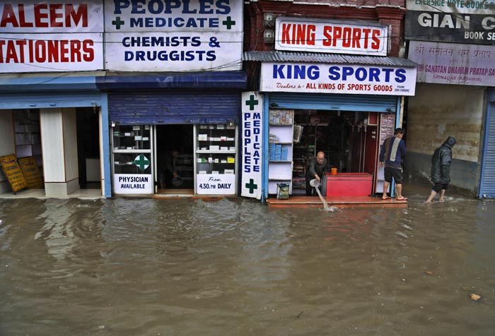 Kashmir flood, Jammu flood, Flashflood in Kashmir, Kashmir weather, Jammu weather, Jhelum river, Flood in Kashmir, Valley flood, Indian Army, flood relief, J&K govt, Jammu and Kashmir, J&K news, India news, National news, top stories