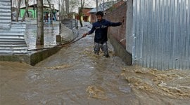 kashmir floods, Srinagar flood, kashmir floods relief, kashmir floods relief aid, J&K floods relief, kashmir floods rehabilitation package, kashmir flood victims aid, J&K govt, kashmir news, india news, latest news