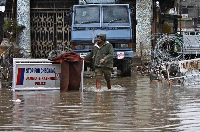 Kashmir flood, Jammu flood, Flashflood in Kashmir, Kashmir weather, Jammu weather, Jhelum river, Flood in Kashmir, Valley flood, Indian Army, flood relief, J&K govt, Jammu and Kashmir, J&K news, India news, National news, top stories