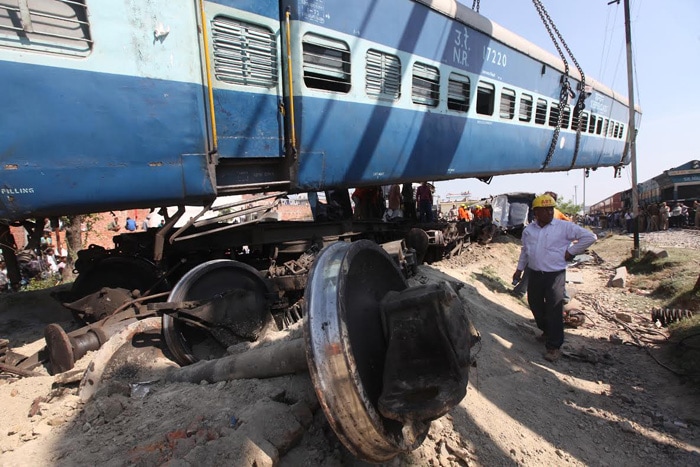 Train accident, Dehradun-Varanasi Janta Express, Bachrawan Railway Station, train derail