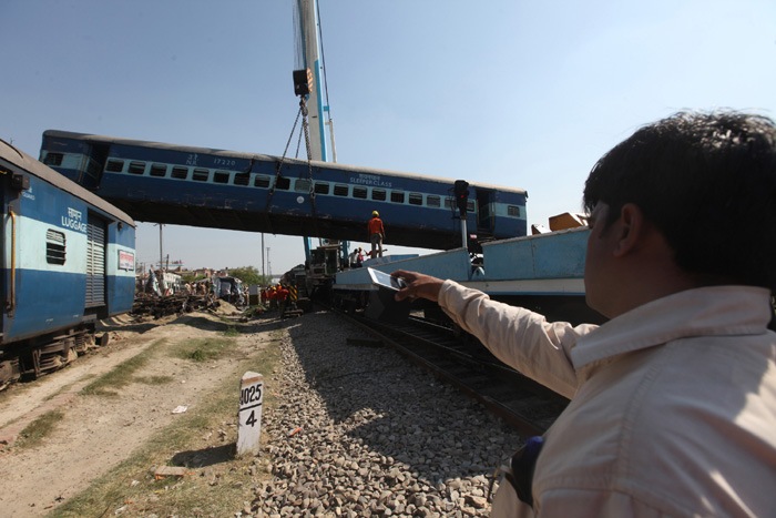 Train accident, Dehradun-Varanasi Janta Express, Bachrawan Railway Station, train derail