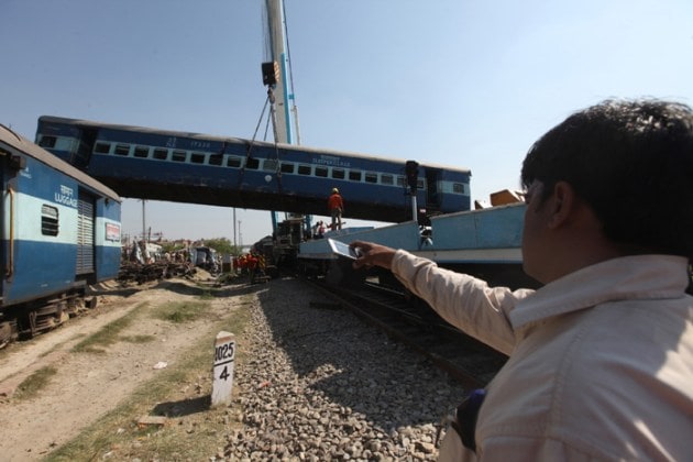 Train accident, Dehradun-Varanasi Janta Express, Bachrawan Railway Station, train derail