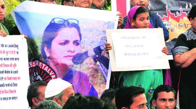Members of Jan Sangharsh Manch along with riot victims, survivors stage dharna in support of Teesta Setalvad, in Ahmedabad on Saturday. (Source: Javed Raja)