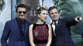 Scarlett Johansson, Scarlett Johansson avengers, Avengers Age of Ultron, Avengers Age of Ultron movie, Avengers Age of Ultron premiere, Scarlett Johansson black widow, Scarlett Johansson black widow joking, Scarlett Johansson jeremy renner, Scarlett Johansson chris evans, Scarlett Johansson films, jeremy renner, chris evans