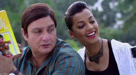 kaagaz ke fools, kaagaz ke fools movie, kaagaz ke fools movie review, kaagaz ke fools review, kaagaz ke fools cast, kaagaz ke fools songs, Vinay Pathak, Mugdha Godse, Saurabh Shukla, Raima Sen
