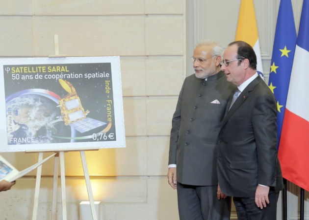 Modi in france, modi france tour, fighter jet deal, Dassault Aviation, French manufactured fighter jets, Rafale fighter jets, Narendra Modi, France tour, French President Francois Hollande, PM Narendra Modi, Francois Hollande, Elysee Palace, Seine River, modi france pictures, modi france, france news, india news, indian express
