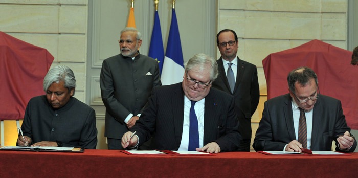 Modi in france, modi france tour, fighter jet deal, Dassault Aviation, French manufactured fighter jets, Rafale fighter jets, Narendra Modi, France tour, French President Francois Hollande, PM Narendra Modi, Francois Hollande, Elysee Palace, Seine River, modi france pictures, modi france, france news, india news, indian express