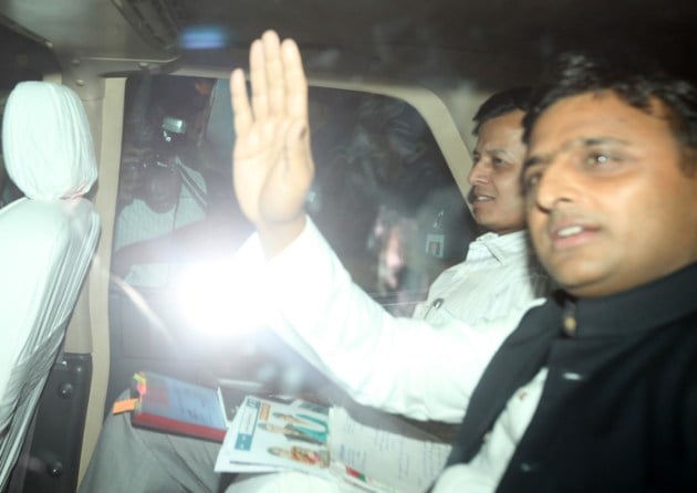 suresh raina, suresh raina wedding, suresh raina wedding pictures, raina wedding pictures, ms dhoni, sakshi dhoni, shikhar dhawan, virender sehwag, mohd kaif, stephen fleming, anupam kher, n srinivasan, akhilesh yadav, raina pictures, dhoni raina pictures