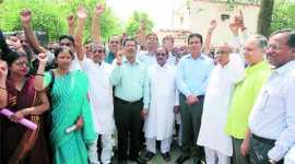 s p singh, s p singh news, akhilesh yadav, akhilesh yadav protest, up teachers protest, up board answer sheet evaluation, lucknow protest, lucknow news