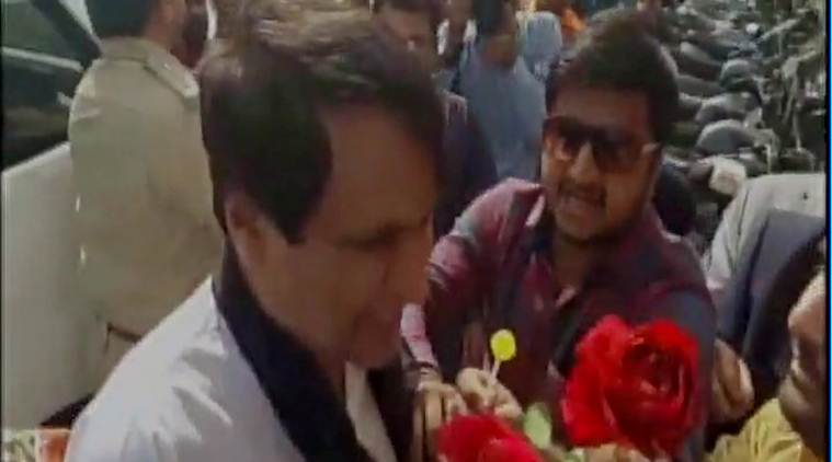 suresh prabhu, suresh prabhu gujarat, suresh prabhu surat, suresh prabhu congress, suresh prabhu black cloth, suresh prabhu garland, india news