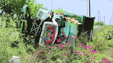 noida highway accident, accident, car crash, truck crash, accident, noida news, delhi news, india news, policemen crash, crash news