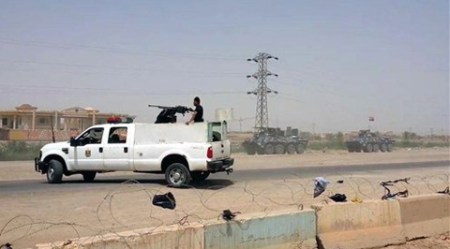 Arriving from Baghdad, federal police forces create a barricade to protect the Habaniyah military base near Ramadi, Iraq, in eastern Husaybah town. (Source : AP Photo)