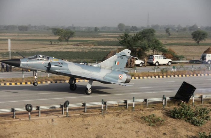 Yamuna Expressway, Indian Air Force, IAF Mirage 2000, Indian Air Force Mirage, IAF plane, IAF Yamuna Expressway, Mirage 2000 Yamuna Expressway Mathura, Mirage 2000 Yamuna Expressway photos, Mirage 2000 Yamuna Expressway landing photos