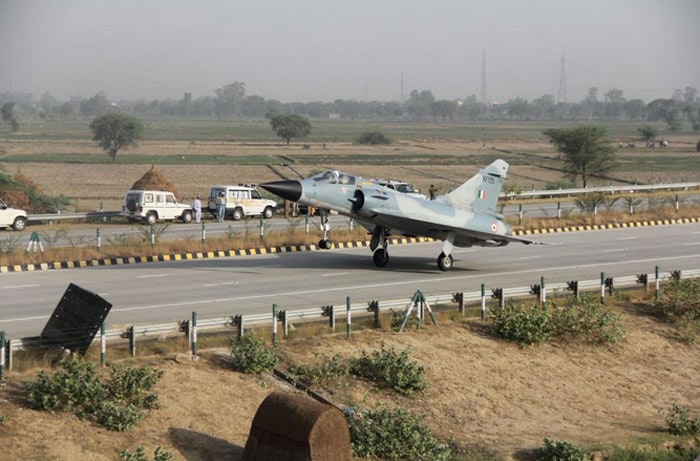Yamuna Expressway, Indian Air Force, IAF Mirage 2000, Indian Air Force Mirage, IAF plane, IAF Yamuna Expressway, Mirage 2000 Yamuna Expressway Mathura, Mirage 2000 Yamuna Expressway photos, Mirage 2000 Yamuna Expressway landing photos