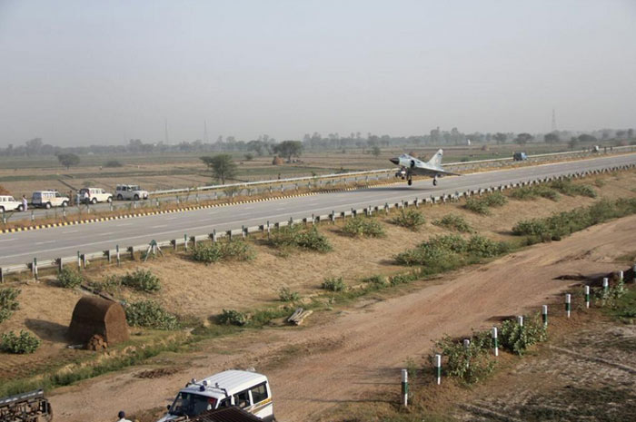 Yamuna Expressway, Indian Air Force, IAF Mirage 2000, Indian Air Force Mirage, IAF plane, IAF Yamuna Expressway, Mirage 2000 Yamuna Expressway Mathura, Mirage 2000 Yamuna Expressway photos, Mirage 2000 Yamuna Expressway landing photos