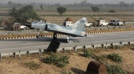 Yamuna Expressway, Indian Air Force, IAF Mirage 2000, Indian Air Force Mirage, IAF plane, IAF Yamuna Expressway, Mirage 2000 Yamuna Expressway Mathura, Mirage 2000 Yamuna Expressway photos, Mirage 2000 Yamuna Expressway landing photos