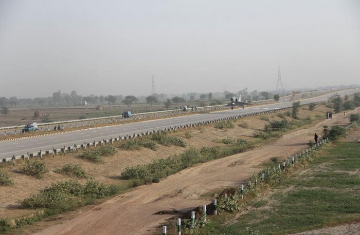 Yamuna Expressway, Indian Air Force, IAF Mirage 2000, Indian Air Force Mirage, IAF plane, IAF Yamuna Expressway, Mirage 2000 Yamuna Expressway Mathura, Mirage 2000 Yamuna Expressway photos, Mirage 2000 Yamuna Expressway landing photos