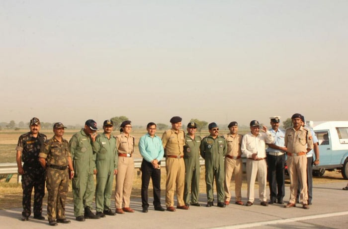 Yamuna Expressway, Indian Air Force, IAF Mirage 2000, Indian Air Force Mirage, IAF plane, IAF Yamuna Expressway, Mirage 2000 Yamuna Expressway Mathura, Mirage 2000 Yamuna Expressway photos, Mirage 2000 Yamuna Expressway landing photos