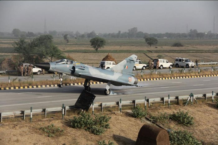 Yamuna Expressway, Indian Air Force, IAF Mirage 2000, Indian Air Force Mirage, IAF plane, IAF Yamuna Expressway, Mirage 2000 Yamuna Expressway Mathura, Mirage 2000 Yamuna Expressway photos, Mirage 2000 Yamuna Expressway landing photos