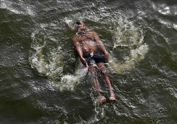 Heat wave, india heat wave, andra pradesh heat wave, tamil nadu heat wave, delhi heat wave, jammu heat wave, kolkata heat wave, india summers, Respite from summer, india news, india summer pictures, summer pictures, picture gallery, indian express picture gallery