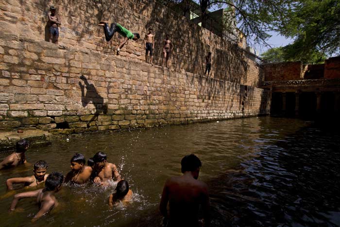 Heat wave, india heat wave, andra pradesh heat wave, tamil nadu heat wave, delhi heat wave, jammu heat wave, kolkata heat wave, india summers, Respite from summer, india news, india summer pictures, summer pictures, picture gallery, indian express picture gallery