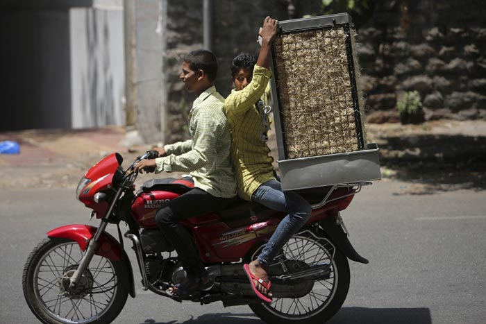 Heat wave, india heat wave, andra pradesh heat wave, tamil nadu heat wave, delhi heat wave, jammu heat wave, kolkata heat wave, india summers, Respite from summer, india news, india summer pictures, summer pictures, picture gallery, indian express picture gallery