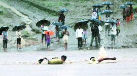 Hiran River, students swimming, kids swimming to school, Hiran River bridge, Ahmedabad news