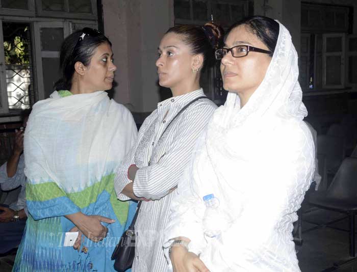 Sudha Shivpuri, sudha shivpuri funeral, kyuki saas bhi kabbhi bahu thi baa, baa, sudha shivpuri death, sudha shivpuri funeral pics, sudha shivpuri demise, Ritu Shivpuri, Komolika Guha Thakurta, Shilpa Saklani, Tasneem Sheikh, Abhinav Shukla, Deepak Qazir, Sumeet Sachdev, Supriya Shukla, Sushant Singh, Tasneem Sheikh, Virendra Saxena