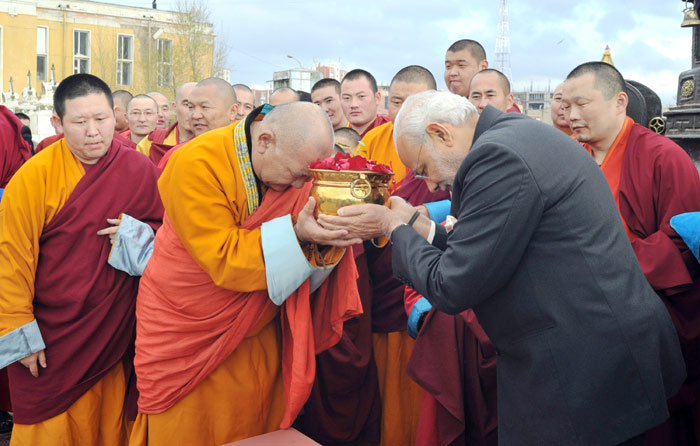 Modi in Mangolia, Narendra Modi, PM Modi, PM Modi in Mongolia, India Mongolia, Mongolian PM, PM Chimed Saikhanbileg, Modi Saikhanbileg, Saikhanbileg Modi meeting, Modi news, India news, Mongolia news, world news