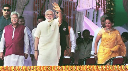 Family rule looting poor: Modi