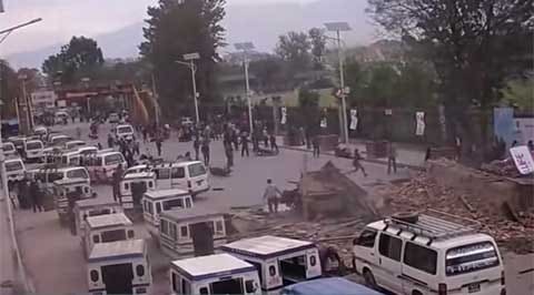 Video: The first moments when the devastating earthquake struck Nepal