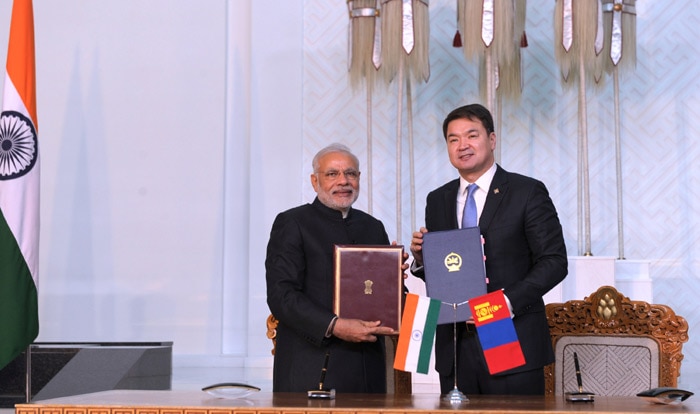Modi in Mangolia, Narendra Modi, PM Modi, PM Modi in Mongolia, India Mongolia, Mongolian PM, PM Chimed Saikhanbileg, Modi Saikhanbileg, Saikhanbileg Modi meeting, Modi news, India news, Mongolia news, world news
