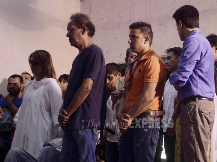 Sudha Shivpuri, sudha shivpuri funeral, kyuki saas bhi kabbhi bahu thi baa, baa, sudha shivpuri death, sudha shivpuri funeral pics, sudha shivpuri demise, Ritu Shivpuri, Komolika Guha Thakurta, Shilpa Saklani, Tasneem Sheikh, Abhinav Shukla, Deepak Qazir, Sumeet Sachdev, Supriya Shukla, Sushant Singh, Tasneem Sheikh, Virendra Saxena