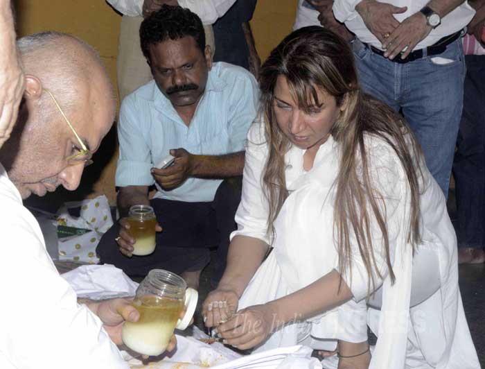 Sudha Shivpuri, sudha shivpuri funeral, kyuki saas bhi kabbhi bahu thi baa, baa, sudha shivpuri death, sudha shivpuri funeral pics, sudha shivpuri demise, Ritu Shivpuri, Komolika Guha Thakurta, Shilpa Saklani, Tasneem Sheikh, Abhinav Shukla, Deepak Qazir, Sumeet Sachdev, Supriya Shukla, Sushant Singh, Tasneem Sheikh, Virendra Saxena