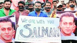 salman khan, Salman Khan verdict, bail for salman, salman gets bail, salman khan, salman khan reaches home, salmn back home, hit and run, salman verdict, Salman Khan bail, Salman Khan jail, Salman Khan news, salman khan convicted reaction, salman khan jailed, Salman Khan latest news, Salman Khan, mumbai news, india news, indian express