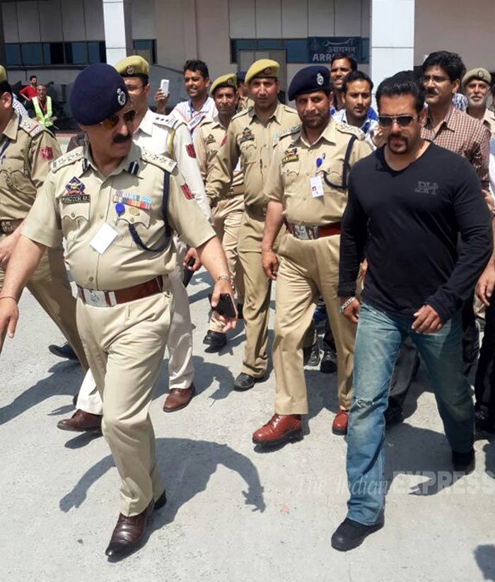 Salman Khan Kashmir, Salman Khan Srinagar airport