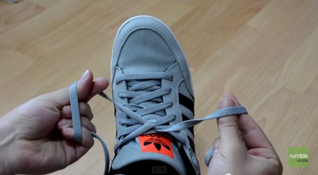 tie a shoelace in 2 seconds
