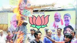 Babul Supriyo, Hawkers protest, Asansol railway station, hawkers burn effigy, Kolkata news, indian Express