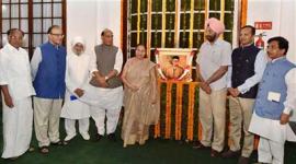 veer savarkar, veer savarkar birth anniversary, veer savarkar 132nd birth anniversary, Rajnath Singh, Sumitra Mahajan, Nitin Gadkari, Arun Jaitley, narendra modi, india, veer savarkar pictures, news