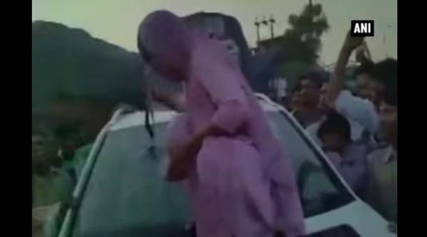 SP, SP leader car crashed, woman SP car, Agra Sp. Agra SP leader, Agra Sp leader car, SP leader Agra, Agra news, SP news, UP news, India News