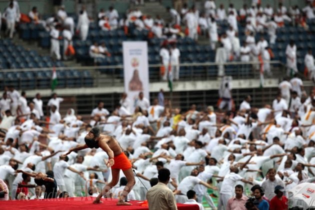 Narendra Modi, Baba Ramdev, Mufti Shamoon Qasmi, Mega Rehearsal, International Yoga Day, Sri Sri Ravi Shankar, Guinness world record, Yoga Guinness Record, Baba Ramdev yoga, Randev Ravi Shankar, Narendra modi baba Ramdev, Modi Ramdev