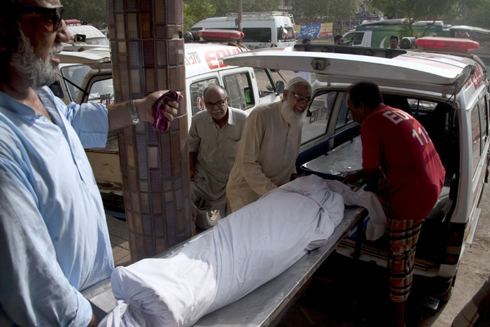 Karachi, Karachi Heat wave, Karachi Death Toll, Karachi Heat stroke, Pakistan Heat wave, ramadan, Sindh Heat wave, Karachi 400 dead, Karachi Heat wave Kills, Karachi Heat Wave Ramadan, Karachi Ramadan Heat wave, Karachi Heat wave news, Karachi news, Pakistan news